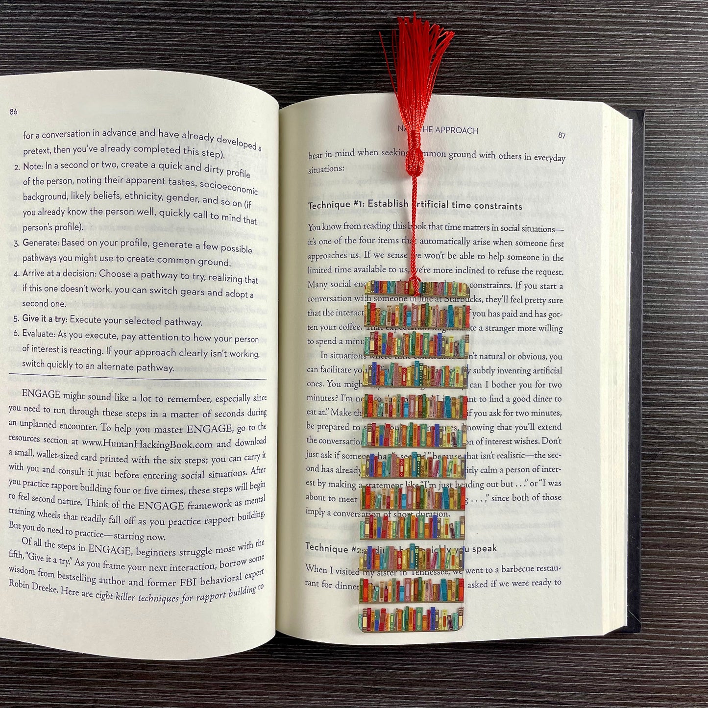 Bookshelf Bookmark – Gift for Teachers, Librarians & Book Lovers | Reading Accessory with Stacked Books Design